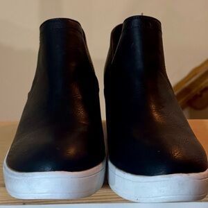 ✨ Stylish Black Slip-On Platform Shoes – Women’s Size 11 ✨